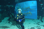 El nadador paralímpico Miguel Luque, rodeado de tiburones en el Aquarium de Barcelona